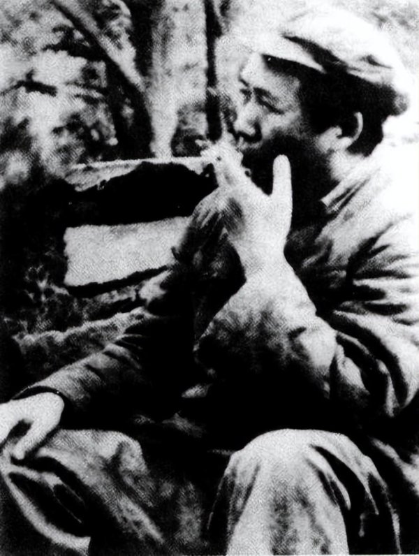 恒财网 1949年，毛泽东去戏院看戏，指着一人说：你看，他真是一副奴才相